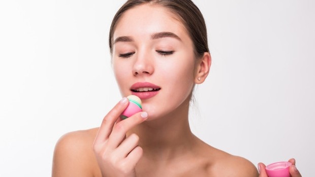 Ilustrasi memakai lip balm/Freepik Ilustrasi memakai lip balm.