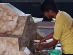 Jorok! Penjual Makanan Ini Cuci Piring Sekali Pakai Untuk Digunakan Lagi