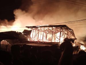Korsleting Listrik, 6 Rumah di Permukiman Warga di Lutim Terbakar