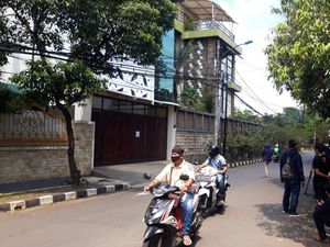 Fake Bomb di Depan Rumah Ahmad Yani Selesai Dievakuasi, Jalan Dibuka Kembali Fake Bomb di Depan Rumah Ahmad Yani Selesai Dievakuasi, Jalan Dibuka Kembali