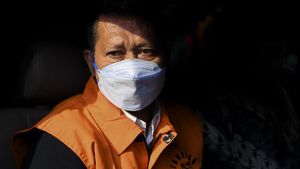 Potret RJ Lino Berbaju Tahanan KPK