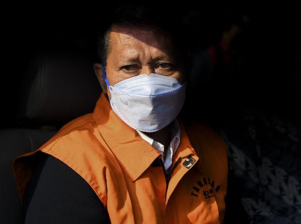 Potret RJ Lino Berbaju Tahanan KPK