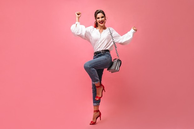 Manfaat High Heels/ Sumber: Freepik.com Tahukah kamu jika high heels ternyata bisa memberikan manfaat? Selain menunjang penampilan lebih cantik, kamu juga bisa mendapatkan tubuh yang lebih jenjang dan postur yang tegak.