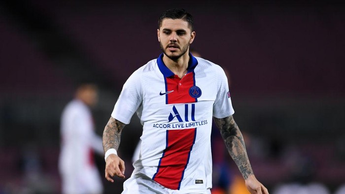 BARCELONA, SPAIN - FEBRUARY 16: Mauro Icardi of Paris Saint-Germain looks on during the UEFA Champions League Round of 16 match between FC Barcelona and Paris Saint-Germain at Camp Nou on February 16, 2021 in Barcelona, Spain. (Photo by David Ramos/Getty Images)