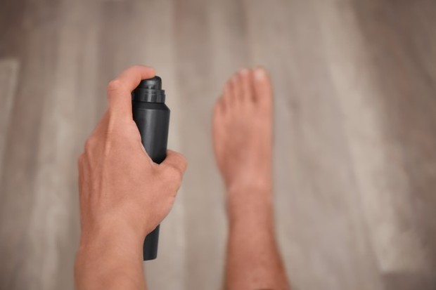 Mengatasi Bau Kaki/ Sumber: Freepik.com Kamu juga harus mencari alas kaki dengan sirkulasi udara yang baik. Tidak ada salahnya juga untuk mengganti sepatu secara berkala sesuai dengan fungsinya.