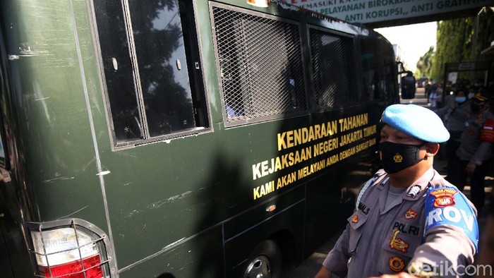 Habib Rizieq Shihab tiba di PN Jakarta Timur untuk menjalani sidang kasus kerumunan. Rizieq tiba di PN Jaktim diantar mobil Kejaksaan Jakarta Timur.