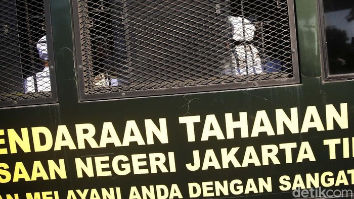 Habib Rizieq Shihab tiba di PN Jakarta Timur untuk menjalani sidang kasus kerumunan. Rizieq tiba di PN Jaktim diantar mobil Kejaksaan Jakarta Timur.