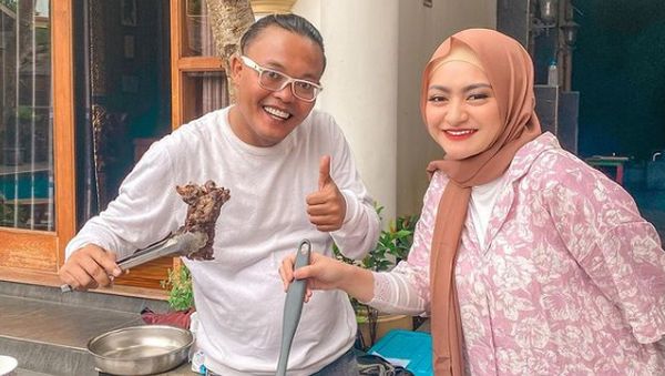 Romantisnya Nathalie Holscher dan Sule saat BBQ-an