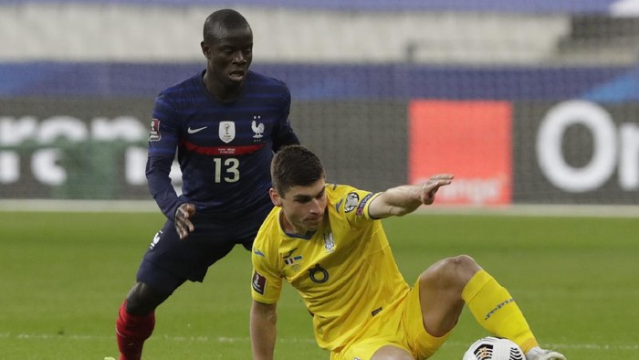 Ukraines Ruslan Malinovskyi, right, fights for the ball with Frances Ngolo Kante during the World Cup 2022 group D qualifying soccer match between France and Ukraine at the Start de de France stadium, in Saint Denis, north of Paris, Wednesday, March 24, 2021. (AP Photo/Thibault Camus)