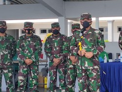 Panglima TNI Cek Vaksinasi COVID Produk AstraZeneca ke 2.000 Prajurit AL