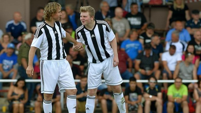 Pavel Nedved bersama putranya, Pavel Nedved Jr, dalam laga eksibisi Juventus.