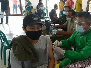 Wajah Antusias hingga Tegang Warnai Vaksinasi Massal di Ciamis