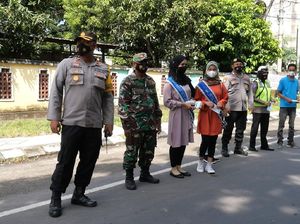 Polres Loteng Gaet Duta Lingkungan PWLT Bagikan 1.000 Masker ke Warga