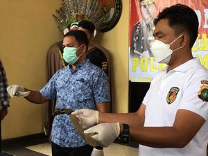 Dalih Potong Mangga Saat Sopir Pengacara HRS Kepergok Bawa Golok Dalih Potong Mangga Saat Sopir Pengacara HRS Kepergok Bawa Golok