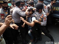 Polisi Bubarkan Massa HRS yang Berkerumun