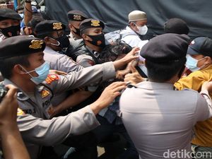 Ricuh di Depan PN Jaktim, 4 Simpatisan Rizieq Diamankan