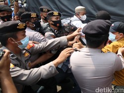 Ricuh di Depan PN Jaktim, 4 Simpatisan Rizieq Diamankan