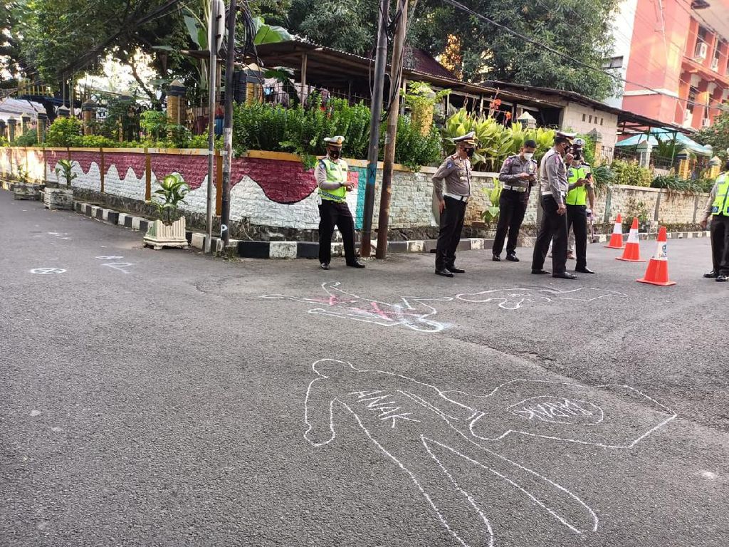 Yang Digali Polisi dari Olah TKP Tabrak Lari Pengendara Mercy Yang Digali Polisi dari Olah TKP Tabrak Lari Pengendara Mercy