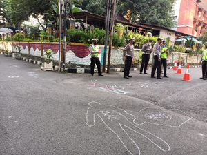Yang Digali Polisi dari Olah TKP Tabrak Lari Pengendara Mercy Yang Digali Polisi dari Olah TKP Tabrak Lari Pengendara Mercy