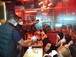 Langgar Jam Operasional, 2 Tempat Karaoke di Serpong Disegel Polisi