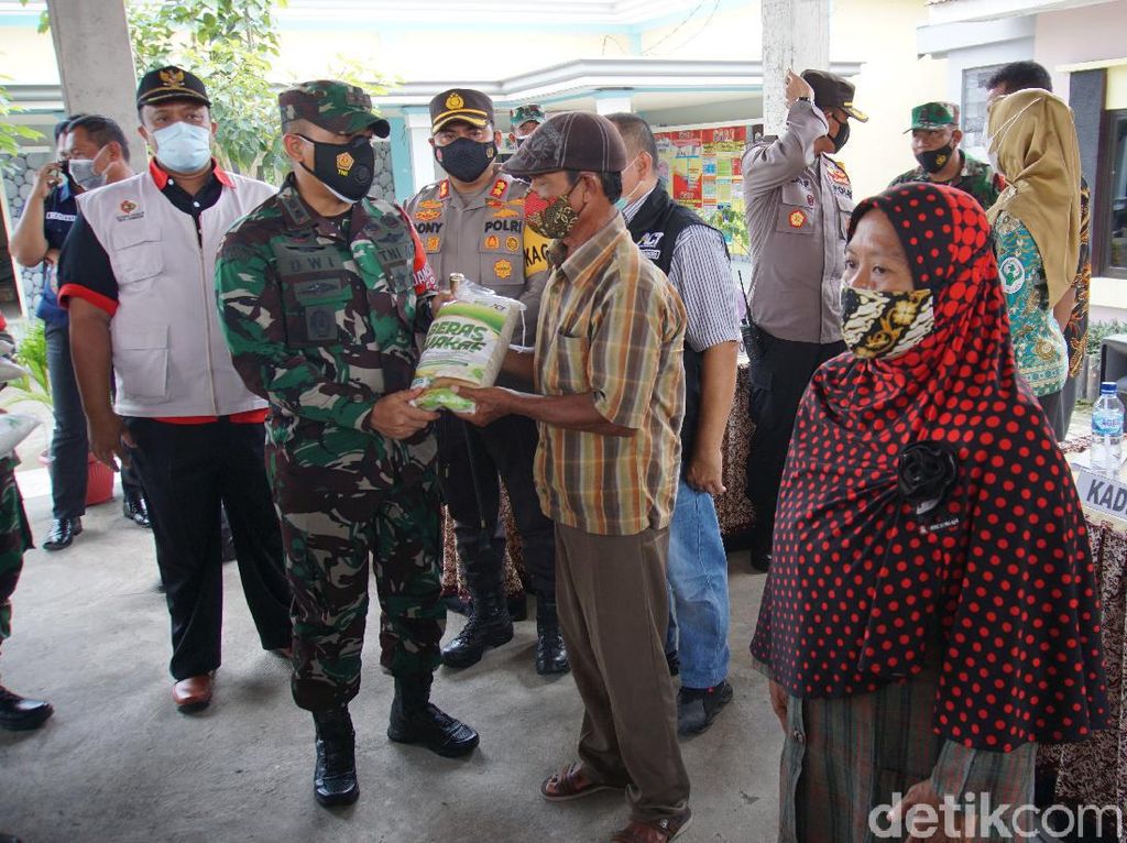 Kolaborasi TNI-Polri Mojokerto Gairahkan PPKM Mikro di Ribuan Titik Kolaborasi TNI-Polri Mojokerto Gairahkan PPKM Mikro di Ribuan Titik