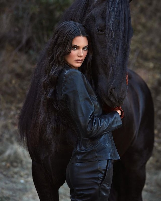 Potret Kendall Jenner untuk kolaborasi parfum KKW Fragrance (foto: instagram.com/kendalljenner)