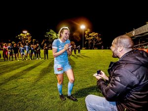 So Sweet! Pesepakbola Ini Cetak Gol, Pensiun, lalu Dilamar Sang Kekasih