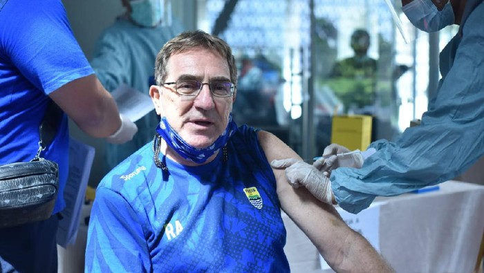 Robert Rene Alberts mendapat vaksin Covid-19.