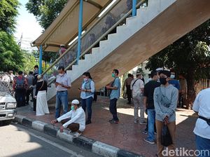 Simpatisan Datang Kawal Sidang Habib Rizieq, Tertahan di Luar PN Jaktim