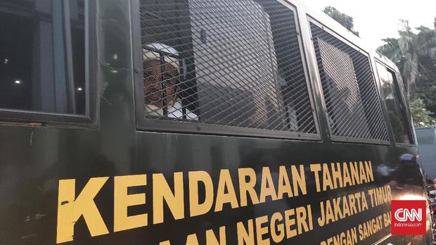 Mantan Imam Besar FPI, Rizieq Shihad pergi meninggalkan PN Jaktim usai membacakan eksepsi atas tiga perkara yang menjeratnya, Jumat (26/3)