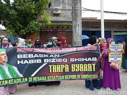 Akhwat Bentangkan Spanduk Bebaskan Habib Rizieq Tanpa Syarat