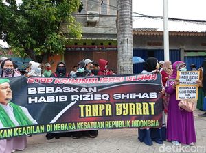 Akhwat Bentangkan Spanduk Bebaskan Habib Rizieq Tanpa Syarat