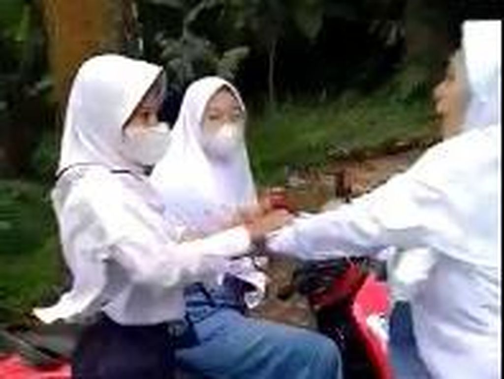 Beredar Video Siswi SMP dan SMA Berantem hingga Bikin Prihatin Beredar Video Siswi SMP dan SMA Berantem hingga Bikin Prihatin