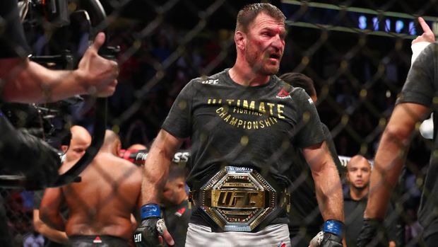 ANAHEIM, CALIFORNIA - AUGUST 17: Stipe Miocic celebrates his win over Daniel Cormier after their UFC Heavyweight Title Bout at UFC 241 at Honda Center on August 17, 2019 in Anaheim, California.   Joe Scarnici/Getty Images/AFP (Photo by Joe Scarnici / GETTY IMAGES NORTH AMERICA / Getty Images via AFP)