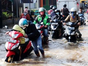 Sungai Meluap, Jalan Raya Sapan Tegalluar Tergenang Sungai Meluap, Jalan Raya Sapan Tegalluar Tergenang