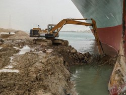 Terusan Suez Bisa Terblokir Berminggu-minggu, Perdagangan Dunia Rugi Besar