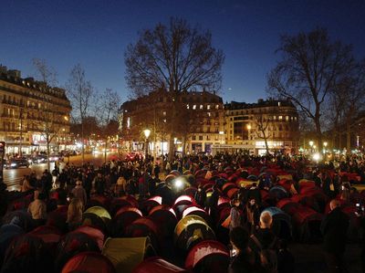 Tuntut Hidup Layak, Ratusan Migran Bangun Tenda di Alun-alun Paris