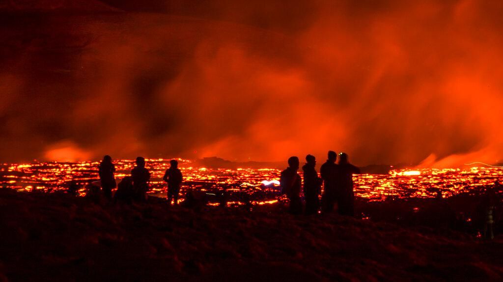 Menjajal Wisata Ekstrem Nonton Lahar Panas Gunung Berapi di Islandia