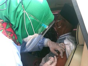 Vaksin Drive Thru Dilakukan Lansia Tulungagung untuk Percepat Target