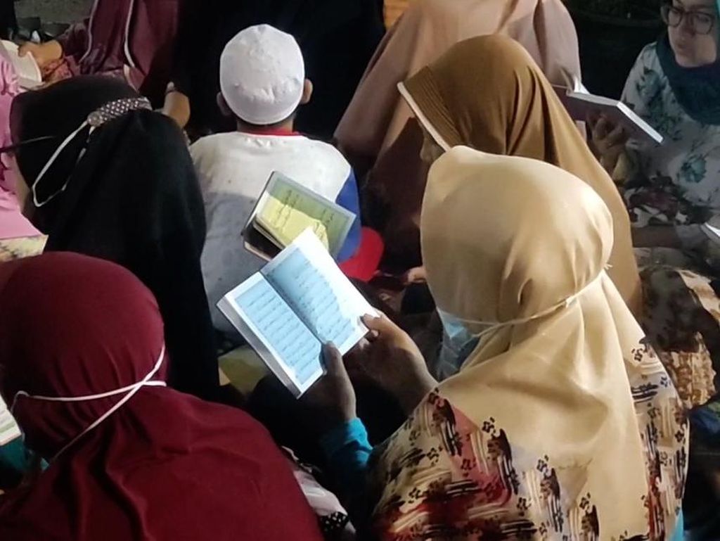 Warga Gelar Tahlilan Untuk 10 Korban Tewas Kebakaran Matraman Warga Gelar Tahlilan Untuk 10 Korban Tewas Kebakaran Matraman