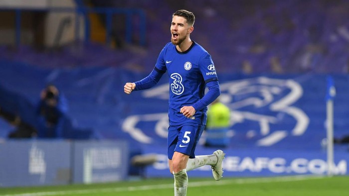 LONDON, ENGLAND - MARCH 08: Jorginho of Chelsea celebrates after scoring from the penalty spot during the Premier League match between Chelsea and Everton at Stamford Bridge on March 08, 2021 in London, England. Sporting stadiums around the UK remain under strict restrictions due to the Coronavirus Pandemic as Government social distancing laws prohibit fans inside venues resulting in games being played behind closed doors. (Photo by Mike Hewitt/Getty Images)