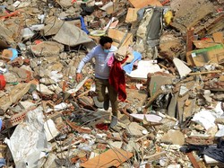 Tangis Ayah Korban Mencari Anaknya di Lokasi Apartemen Runtuh