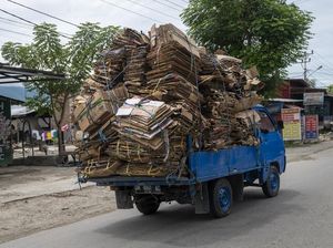 5 Kerugian Pikap Dipaksa Angkut Barang Berlebihan 5 Kerugian Pikap Dipaksa Angkut Barang Berlebihan