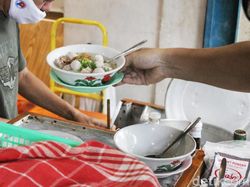 Dijual di Gerobak, 5 Bakso Enak di Bogor Ini Selalu Diantre Pelanggan