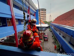 Damkar Surabaya Terus Mantapkan Skill untuk Jaga Kesiagaan