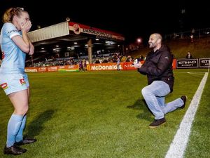 Pesepakbola Australia Dilamar di Lapangan oleh Kekasihnya yang Mengidap Kanker