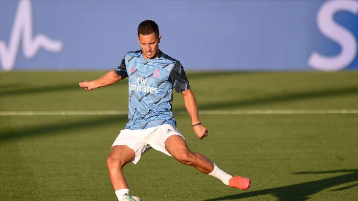 MADRID, SPAIN - JULY 16: Eden Hazard of Real Madrid warms up before the Liga match between Real Madrid CF and Villarreal CF at Estadio Alfredo Di Stefano on July 16, 2020 in Madrid, Spain. (Photo by Denis Doyle/Getty Images)