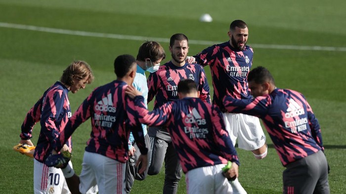 MADRID, SPAIN - JANUARY 30: Luka Modric, Eden Hazard and Karim Benzema of Real Madrid warm up with their teammates prior to the La Liga Santander match between Real Madrid and Levante UD at Estadio Alfredo Di Stefano on January 30, 2021 in Madrid, Spain. Sporting stadiums around Spain remain under strict restrictions due to the Coronavirus Pandemic as Government social distancing laws prohibit fans inside venues resulting in games being played behind closed doors. (Photo by Gonzalo Arroyo Moreno/Getty Images)