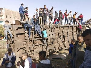 Foto-foto 2 Kereta Api Tabrakan di Mesir yang Tewaskan 32 Orang