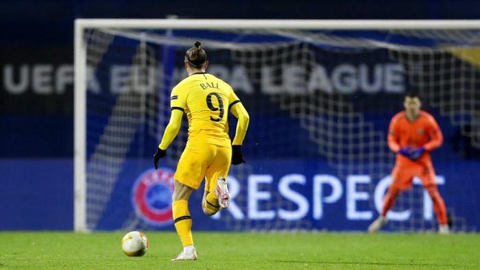 Tottenhams Gareth Bale runs with the ball during the Europa League round of 16 second leg soccer match between Dinamo Zagreb and Tottenham Hotspur at the Maksimir stadium in Zagreb, Croatia, March 18, 2021. (AP Photo/Darko Bandic)